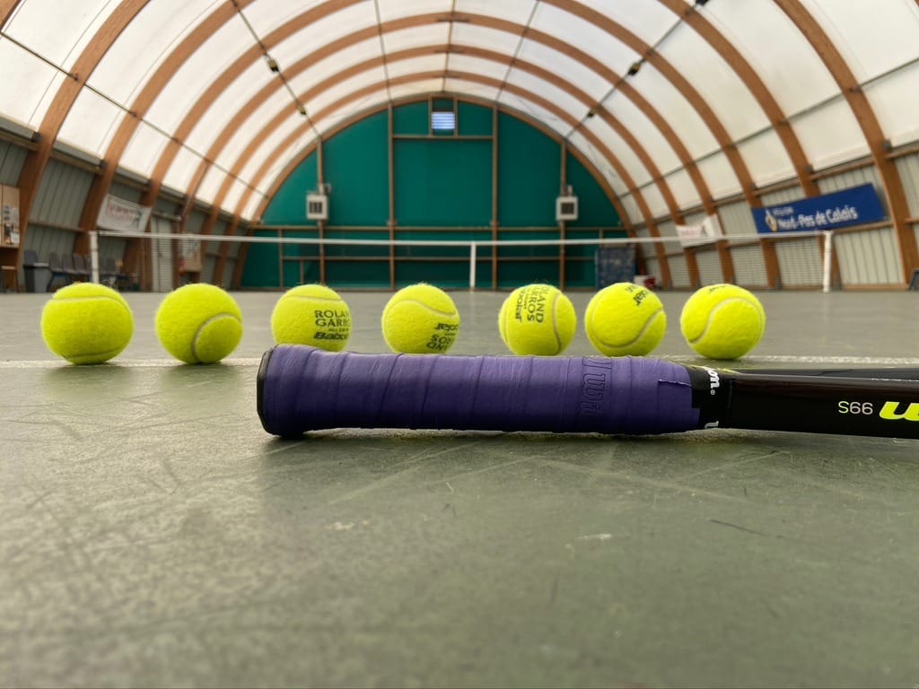  terrain raquette et balles tennis